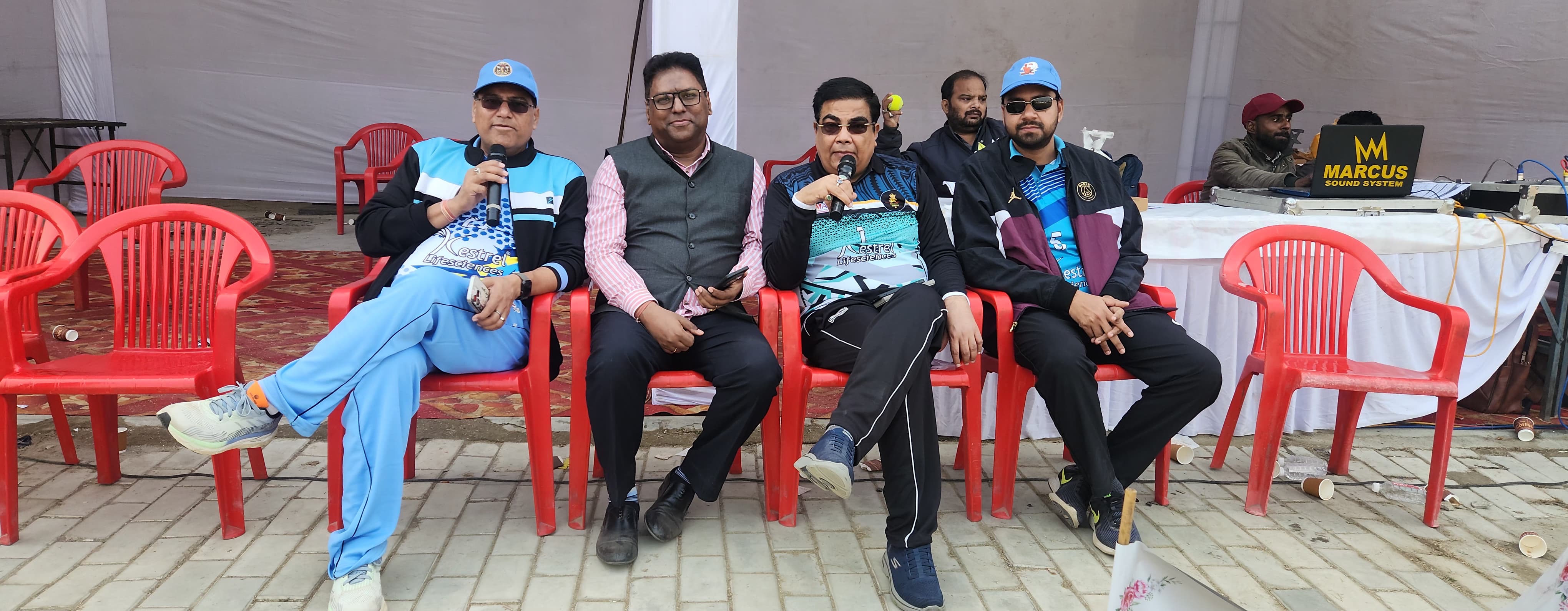 मैदान किनारे टीमों को प्रोत्साहित करते साथी और दर्शक, उत्साह चरम पर। मैदान किनारे टीमों को प्रोत्साहित करते साथी और दर्शक, उत्साह चरम पर।