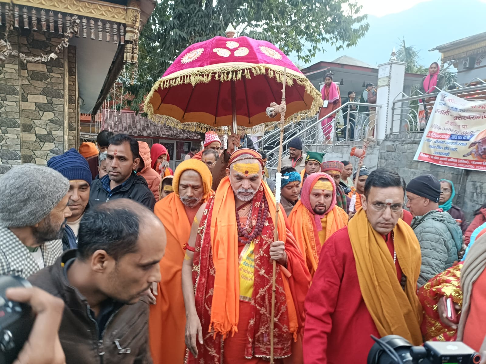 उत्तरकाशी में ज्योतिष पीठ के शंकराचार्य का स्वागत करते हुए उत्तरकाशी में ज्योतिष पीठ के शंकराचार्य का स्वागत करते हुए