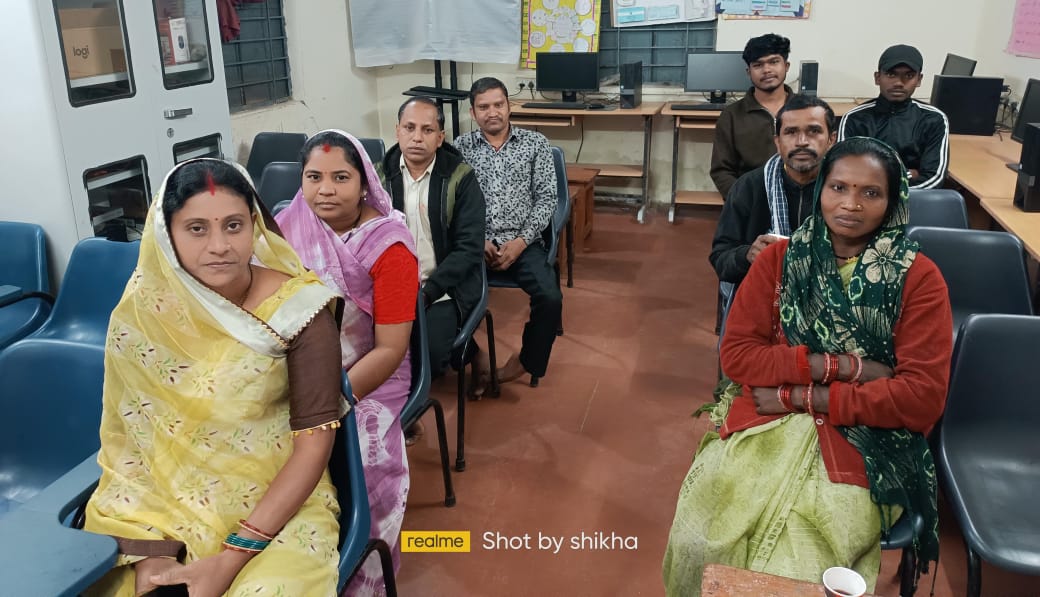 बैठक में उपस्थित अभिभावक.