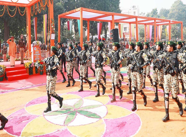 परेड की सलामी लेते मुख्यमंत्री योगी परेड की सलामी लेते मुख्यमंत्री योगी