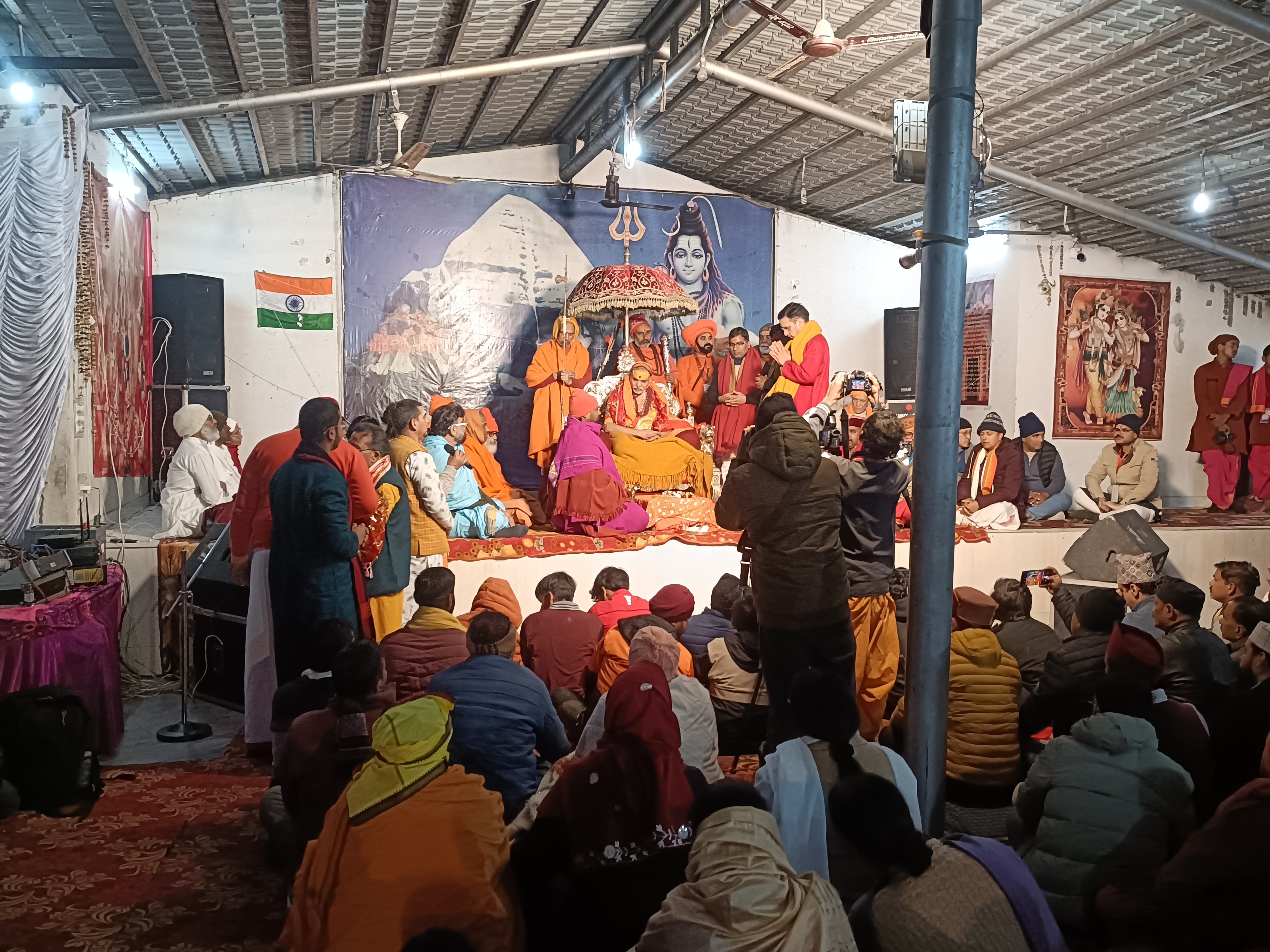 शंकराचार्य के साथ भक्तों ने किया काशी-विश्वनाथ मंदिर के दर्शन