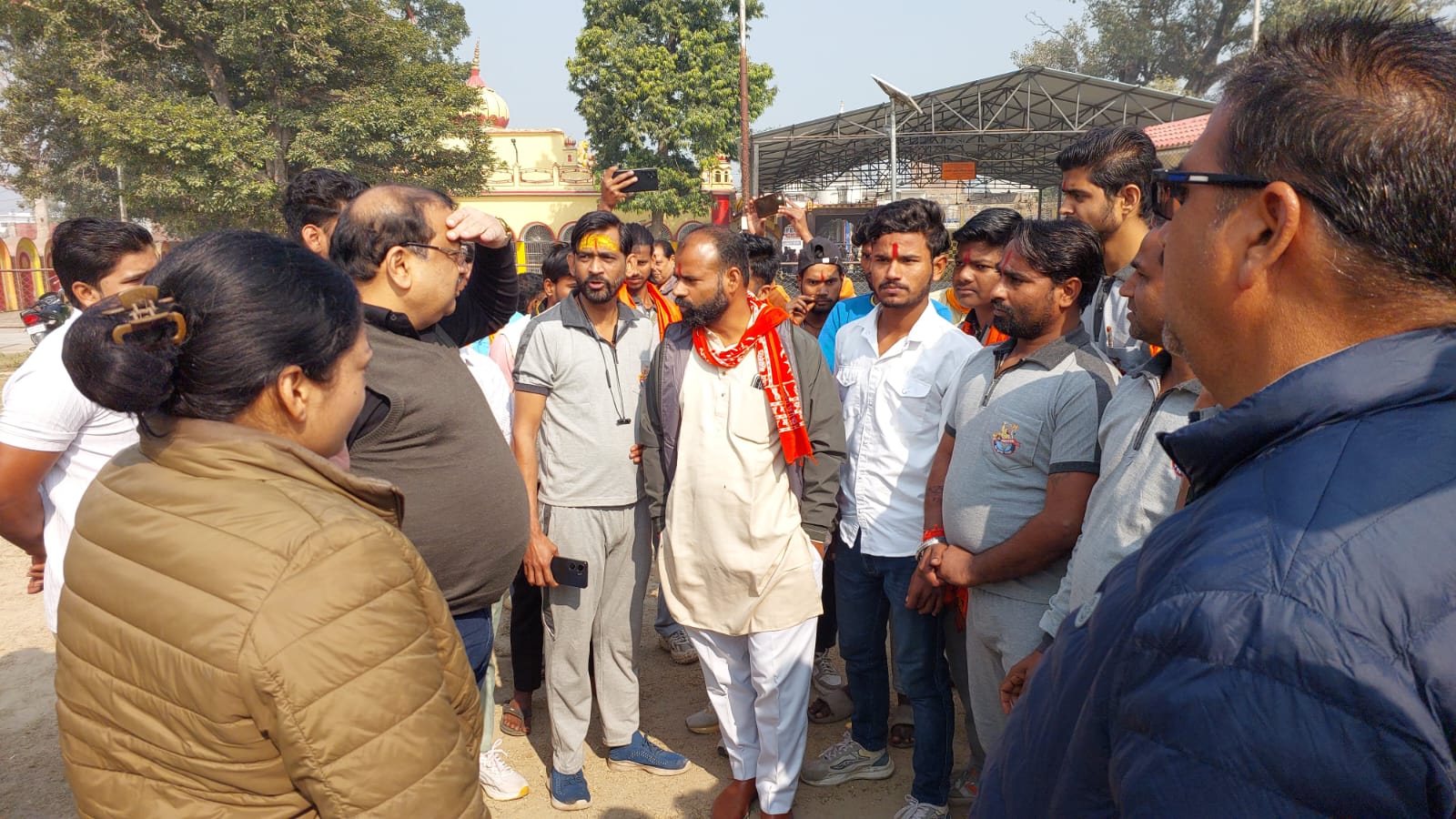 शौर्य यात्रा निकालते बजरंग दल नेता