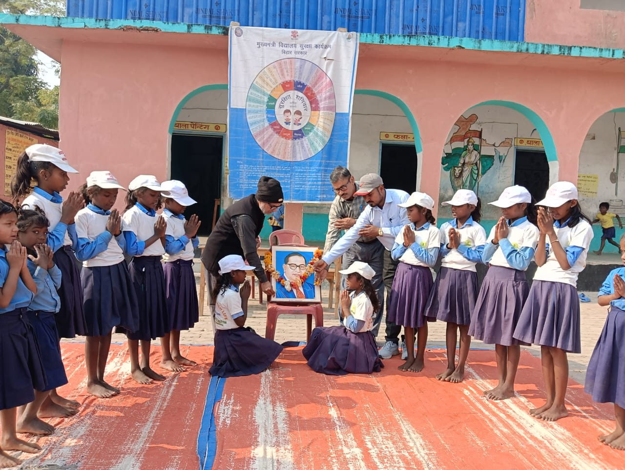 अररिया फोटो:महापरिनिर्वाण दिवस पर स्कूली बच्चे श्रद्धांजलि देते