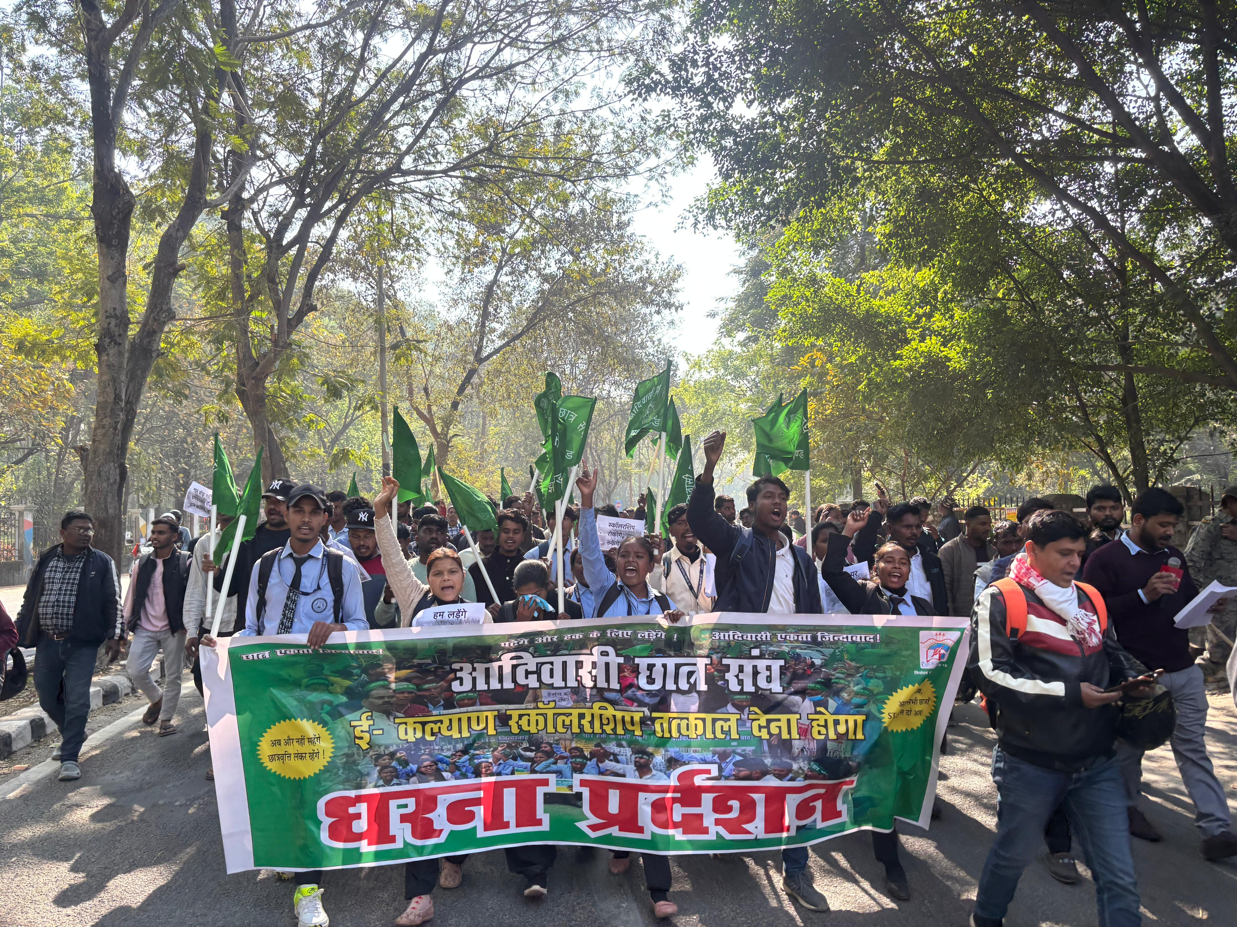 प्रदर्शन करते छात्रगण