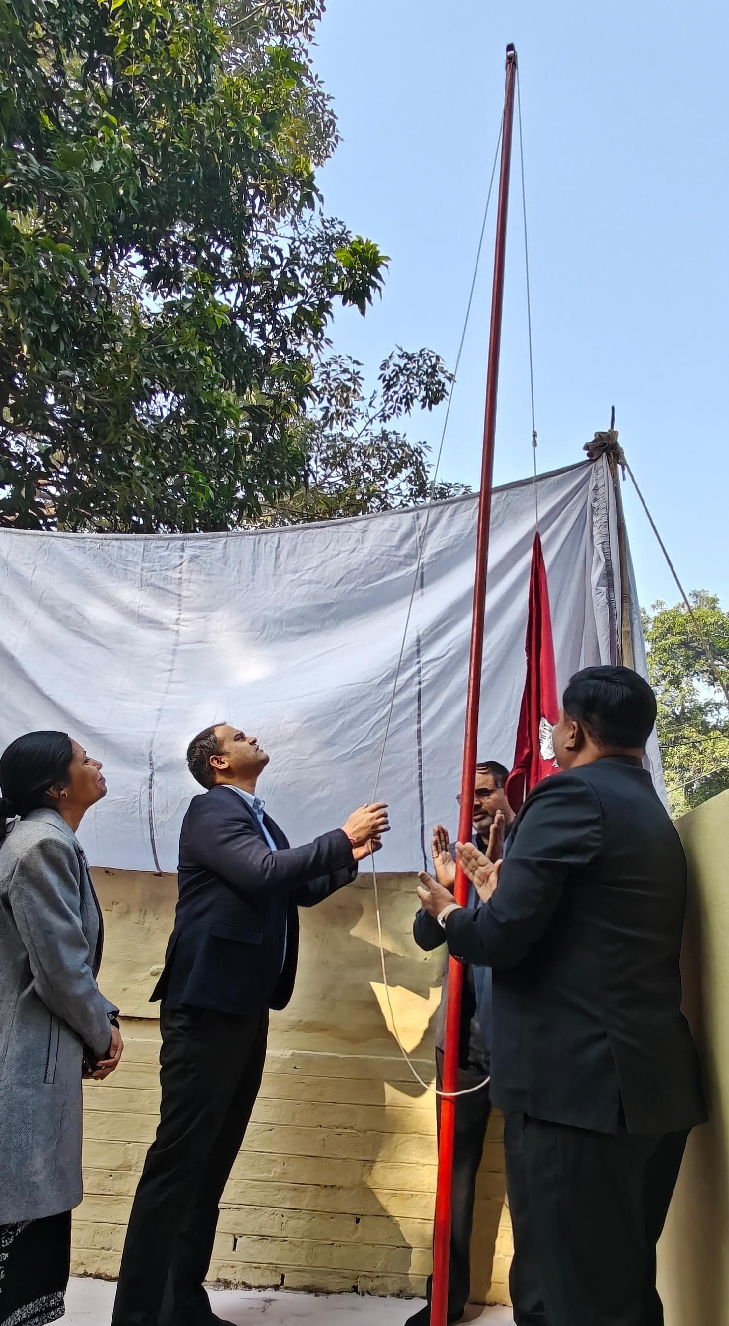 नागरिक सुरक्षा स्थापना दिवस पर धवजारोहण करते जिलाधिकारी। नागरिक सुरक्षा स्थापना दिवस पर धवजारोहण करते जिलाधिकारी।