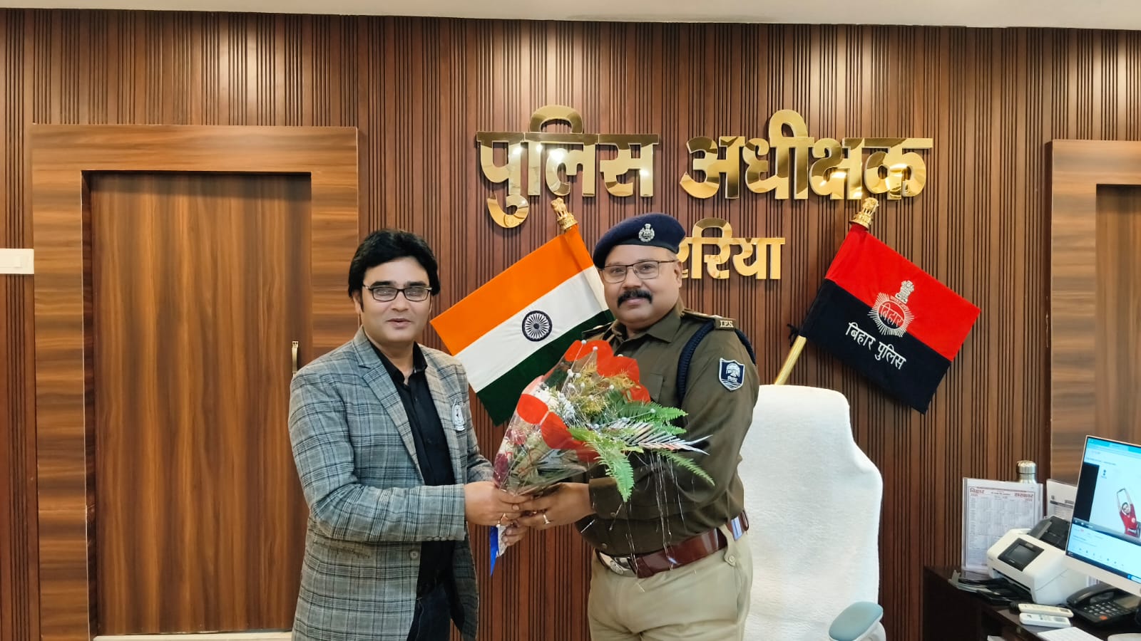 अररिया फोटो:मनीष यादव एसपी को बुके प्रदान करते