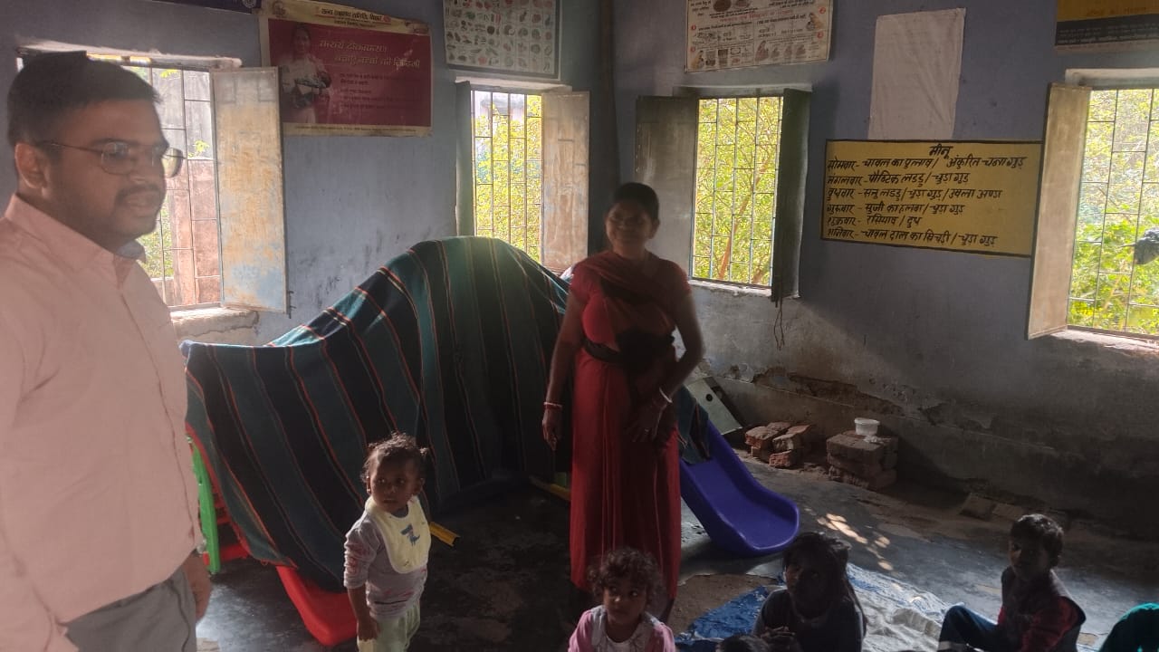 आंगनबाड़ी केंद्र का जांच करते एसडीओ