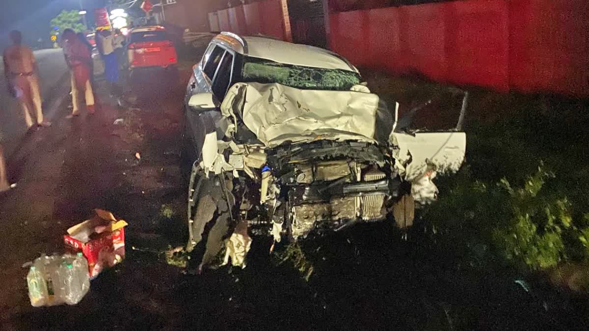 रामनाथपुरम के पास दो कारों की आमने-सामने की टक्कर में 5 लोगों की मौत हो गई।