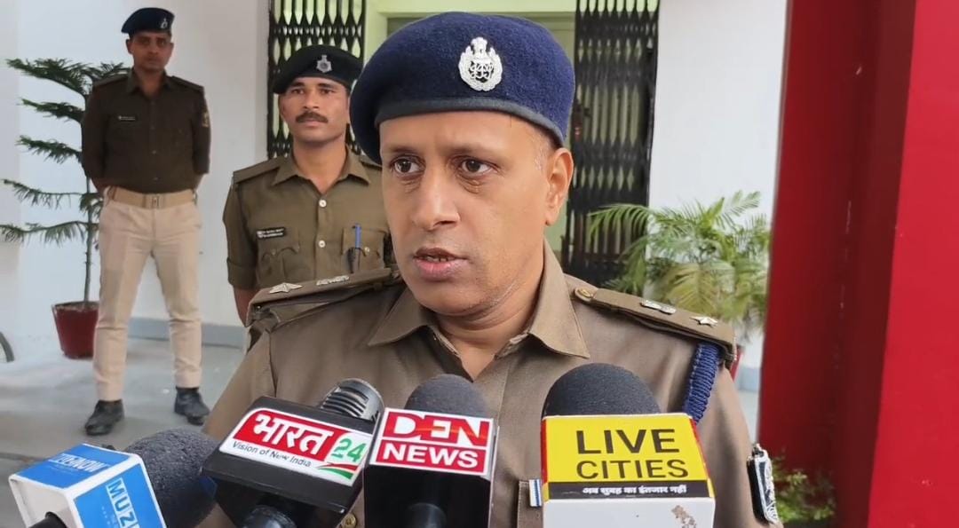 वरीय पुलिस अधीक्षक मुजफ्फरपुर सुशील कुमार मीडिया से बात करते हुए