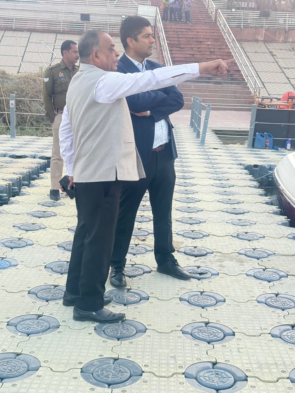 स्थिति का जायजा लेते प्रशासनिक सचिव व एडीएम सिटी डॉ राजेश कुमार और सचिव, जल क्रीड़ा नीरज श्रीवास्तव