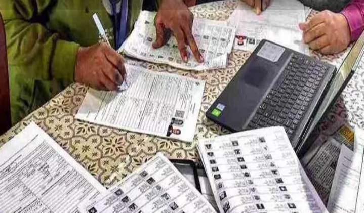 सोनागाछी में मतदान सहायता शिविर की तैयारी