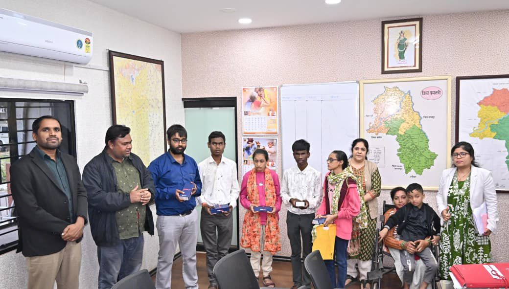 कलेक्टर के साथ खड़े हुए दिव्यांग.