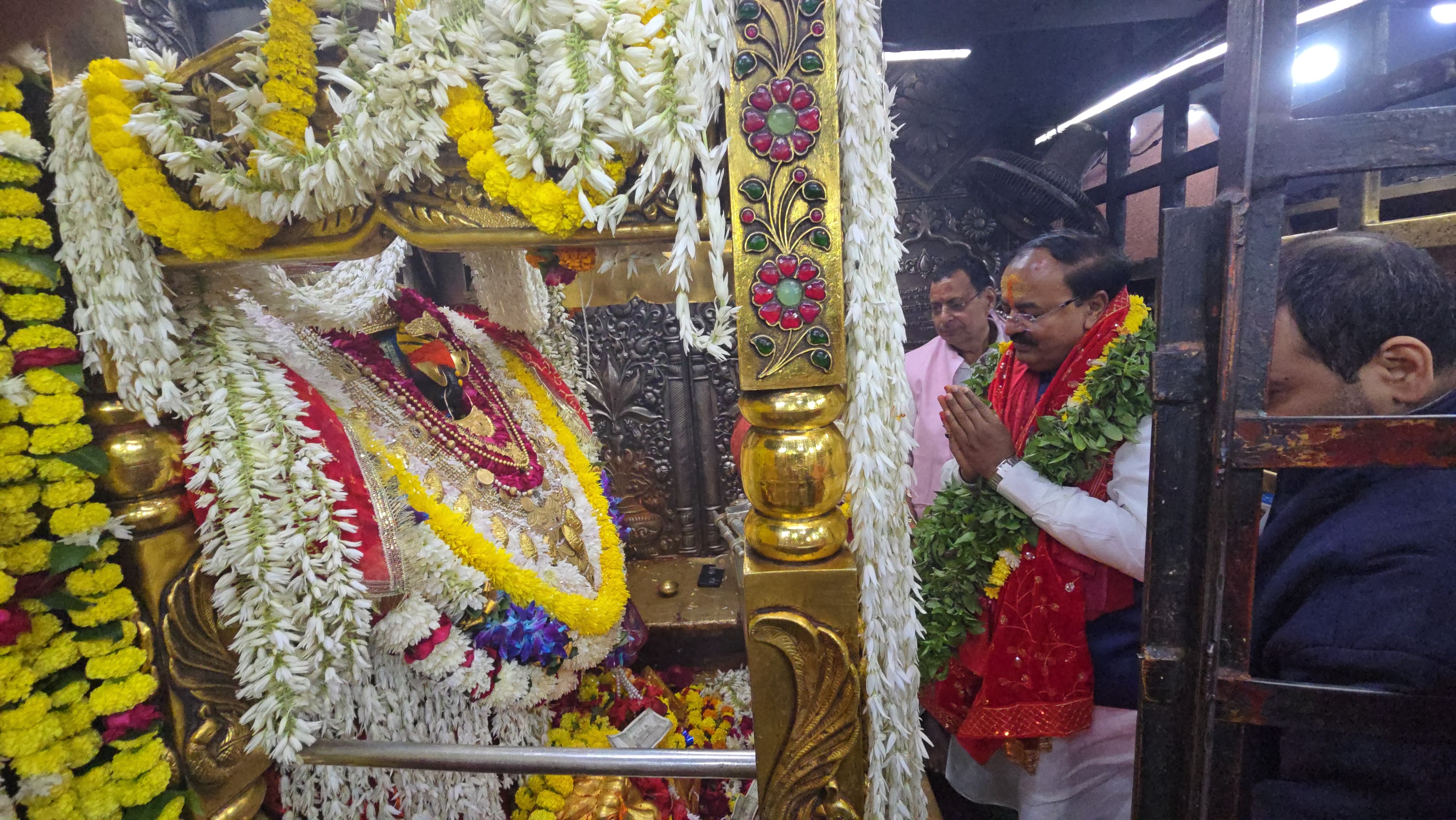 मां विंध्यवासिनी का दर्शन करते उप मुख्यमंत्री केशव प्रसाद मौर्य। मां विंध्यवासिनी का दर्शन करते उप मुख्यमंत्री केशव प्रसाद मौर्य।