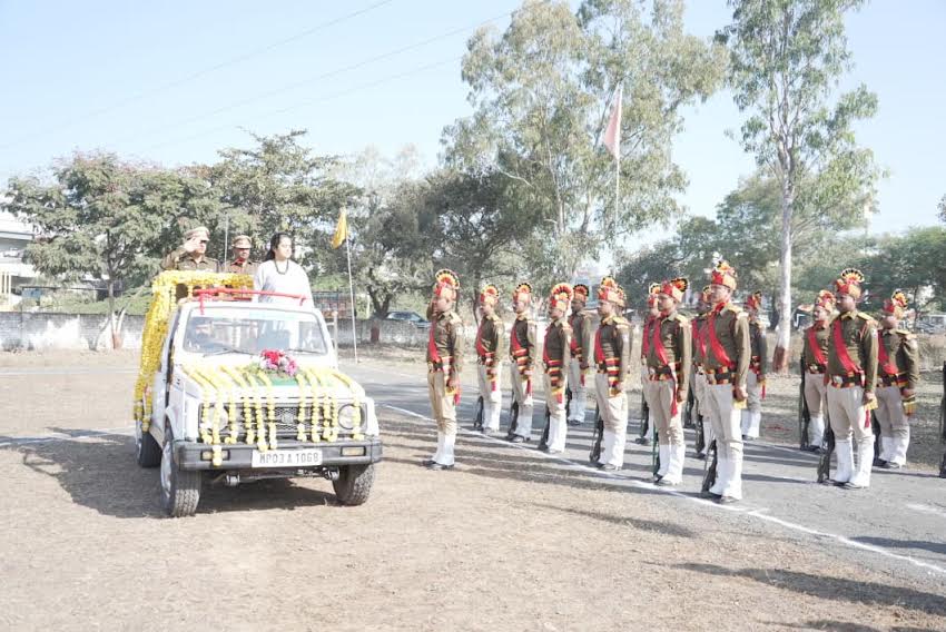 होमगार्ड दिवस पर कलेक्टर ने बढ़ाया जवानों का मनोबल, उत्कृष्ट कार्यों का किया सम्मान, ली आकर्षक परेड की सलामी