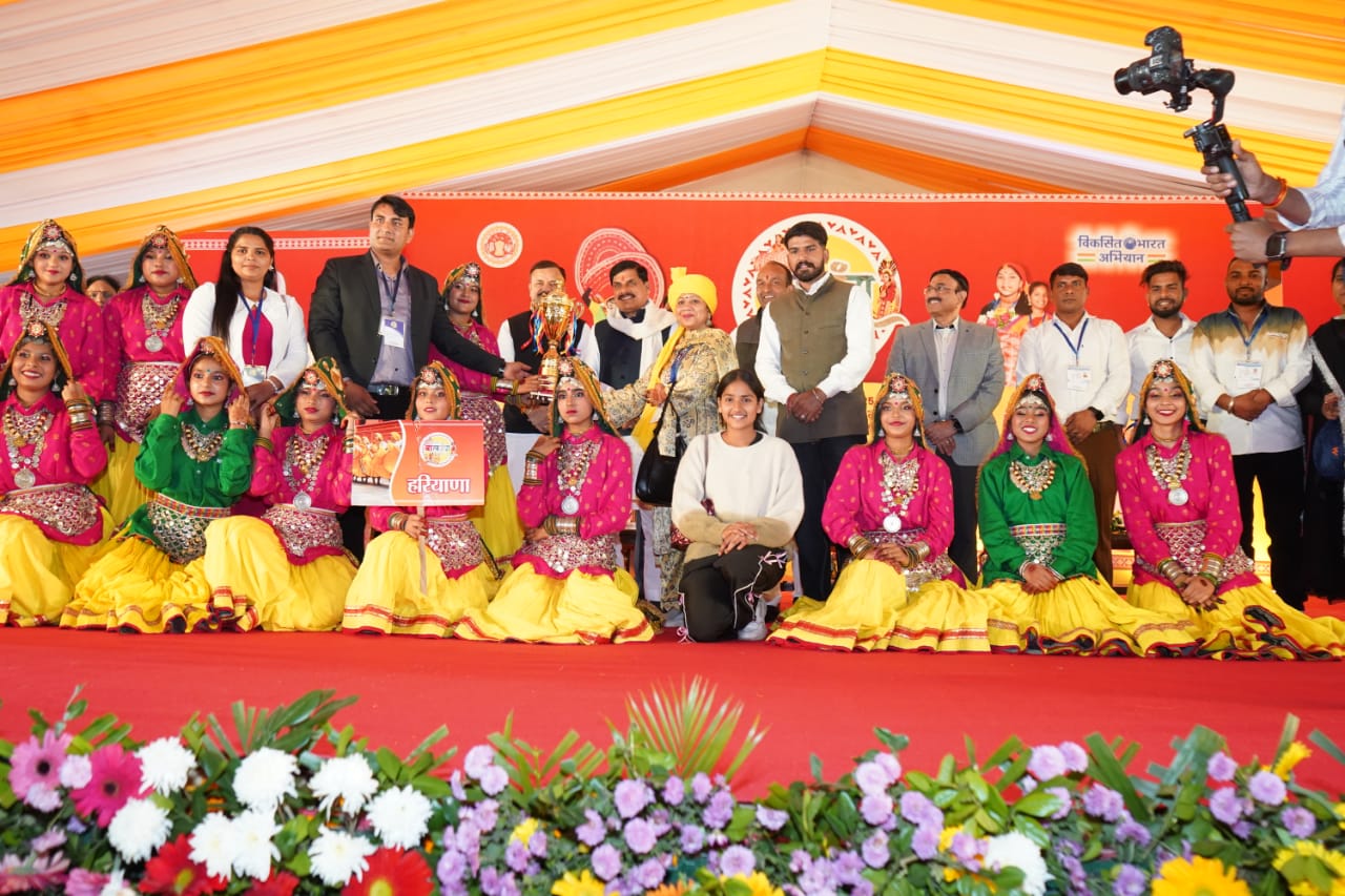 Madhya Pradesh में आयोजित राष्ट्रीय बाल रंग में दूसरे स्थान पर रही पानीपत की टीम को पुरस्कृत करते मुख्य मंत्री.