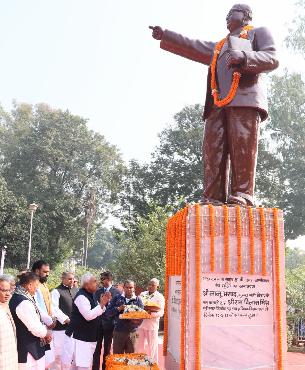 बाबा साहब भीमराव अंबेडकर को श्रद्धांजलि अर्पित करते सीएम नीतीश