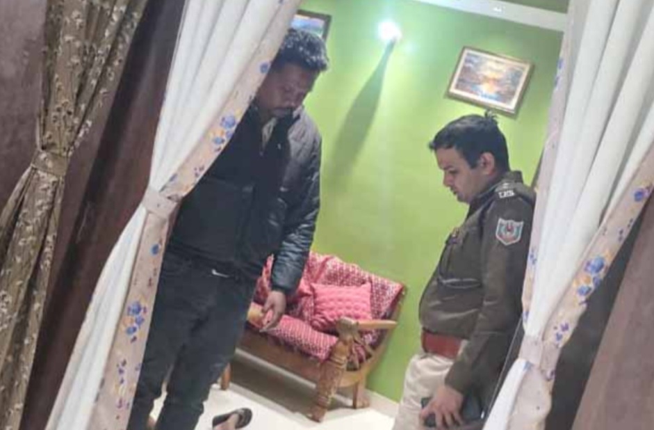 घटनास्थल पर जांच करते हुए पुलिस