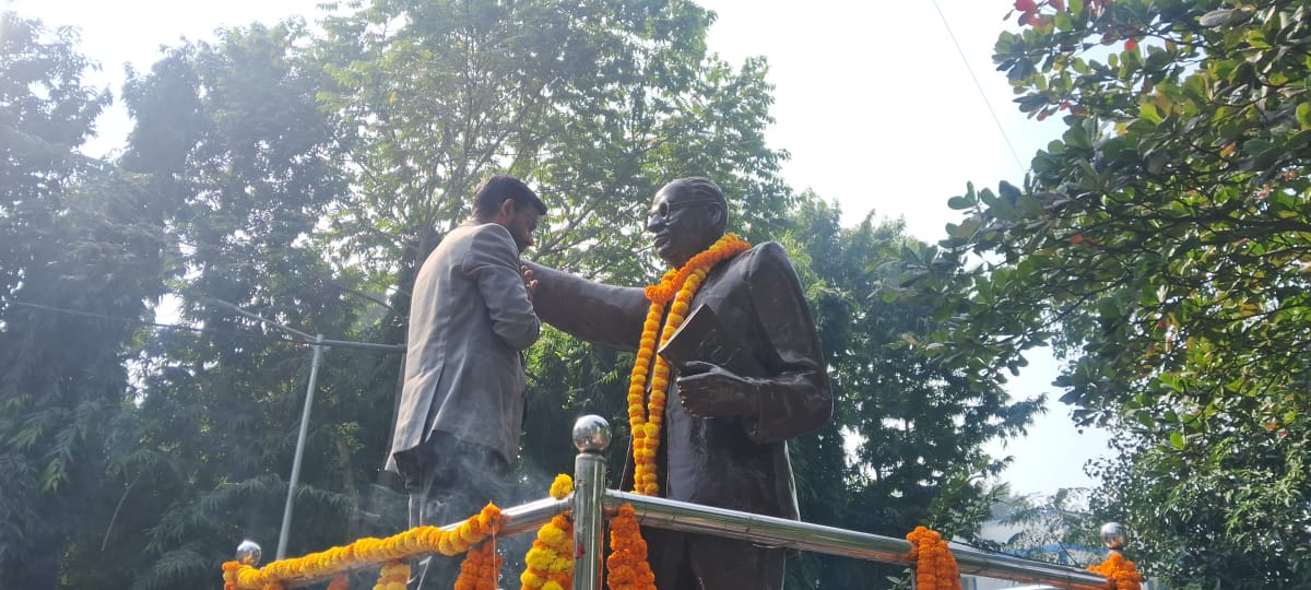 अररिया फोटो:डीएम प्रतिमा पर माल्यार्पण करते