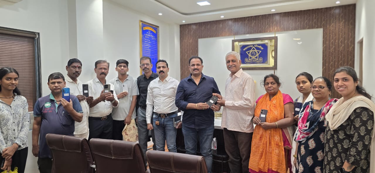 Thane police return expensiy mobile to holders