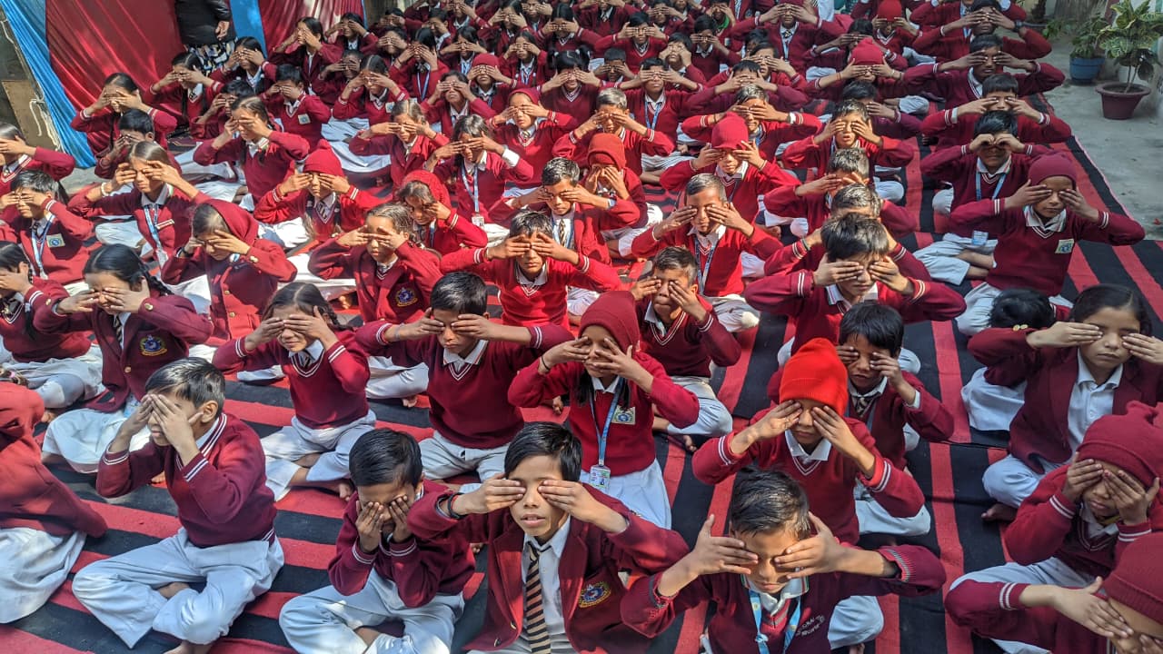 संस्कारशाला में योगाभ्यास करते बच्चे.