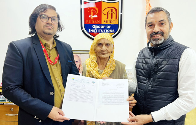 सोनीपत स्वचालित मौसम केंद्र स्थापना के लिए चेयरमैन डा.विजयपाल नैन व माता मूर्ति देवी को समझौते की प्रति सौंपते के प्रोजेक्ट वैज्ञानिक नीतिग सिंह.