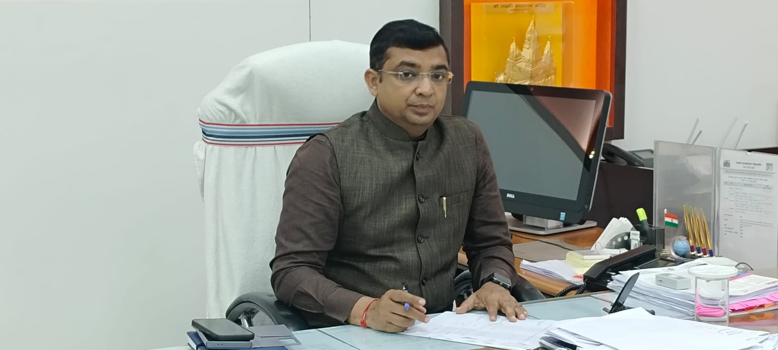 कार्यों की समीक्षा करते डीएम