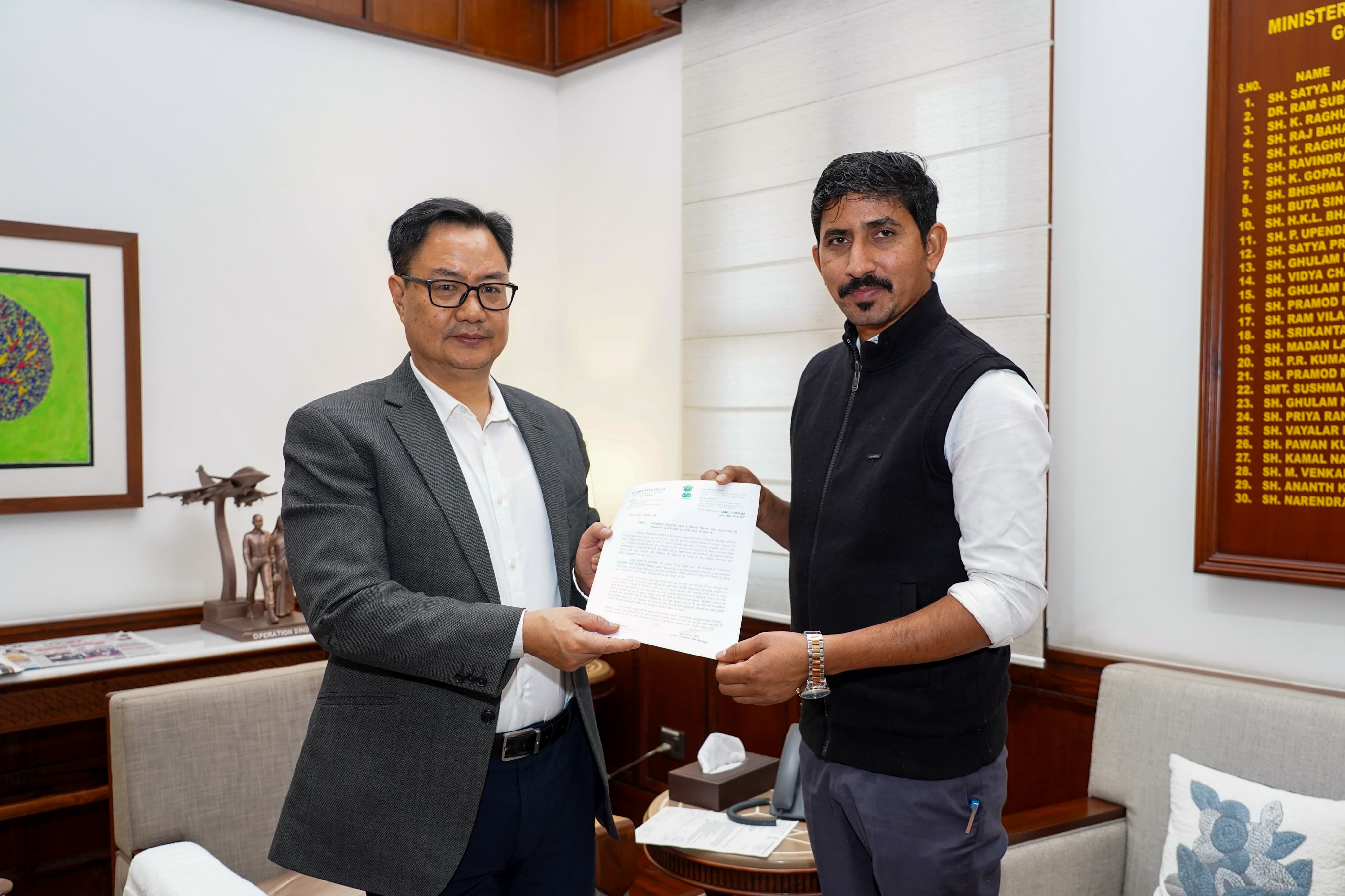 संसदीय कार्य मंत्री से मुलाकात करते सांसद रोत