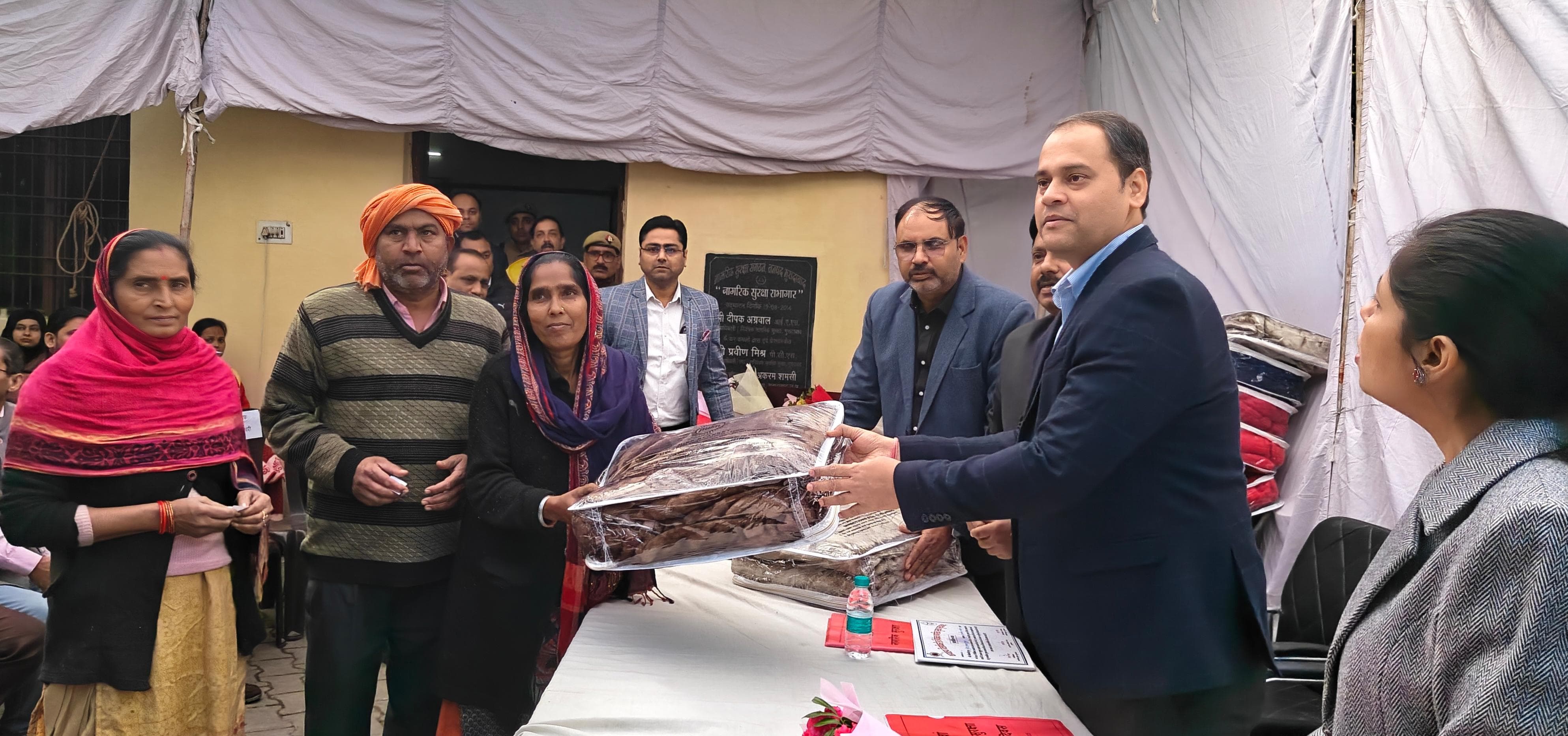 नागरिक सुरक्षा स्थापना दिवस पर जरूरतमंद लोगों को कंबल देते जिलाधिकारी। नागरिक सुरक्षा स्थापना दिवस पर जरूरतमंद लोगों को कंबल देते जिलाधिकारी।