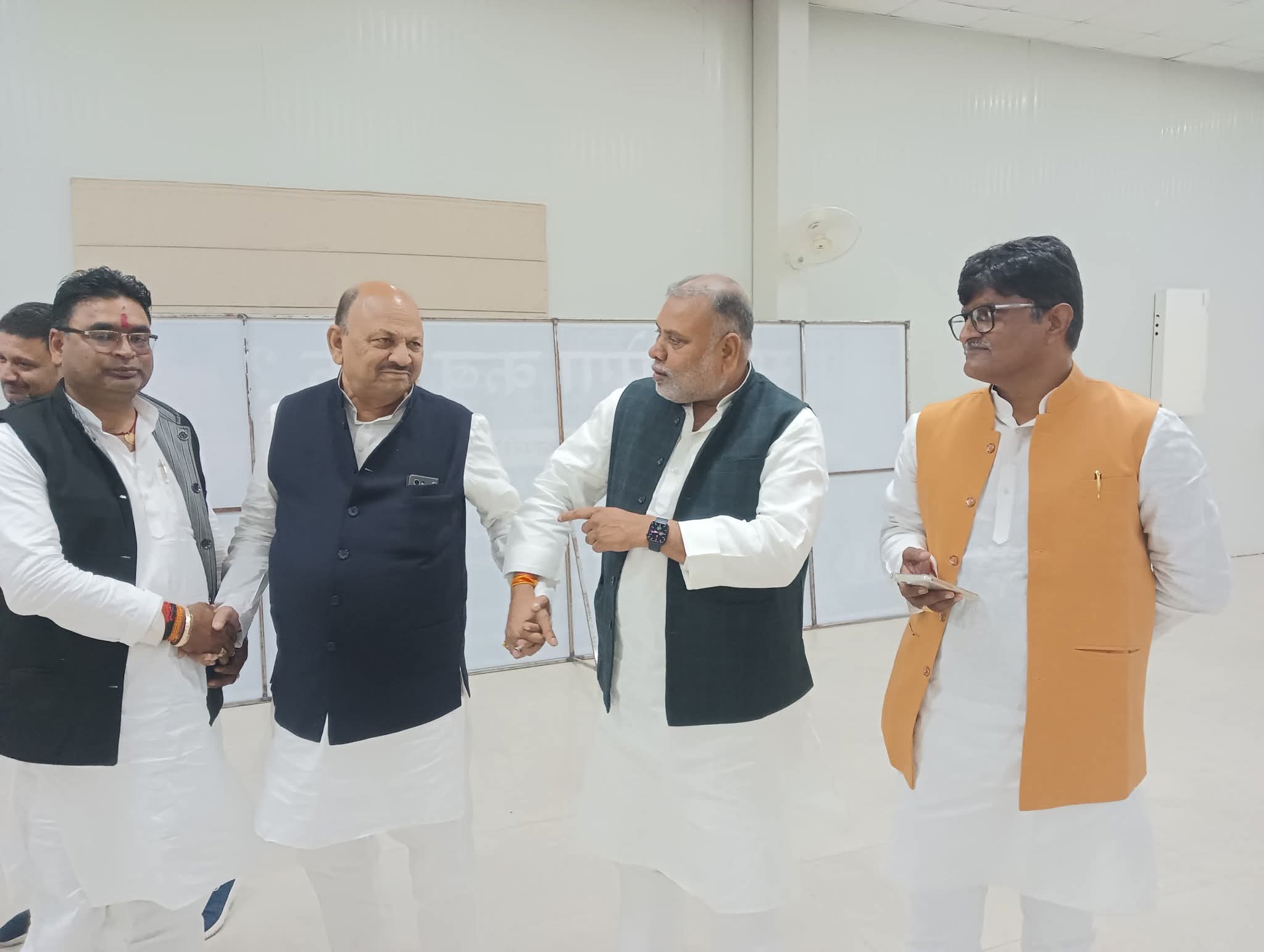 कार्यों की समीक्षा करते डीएम