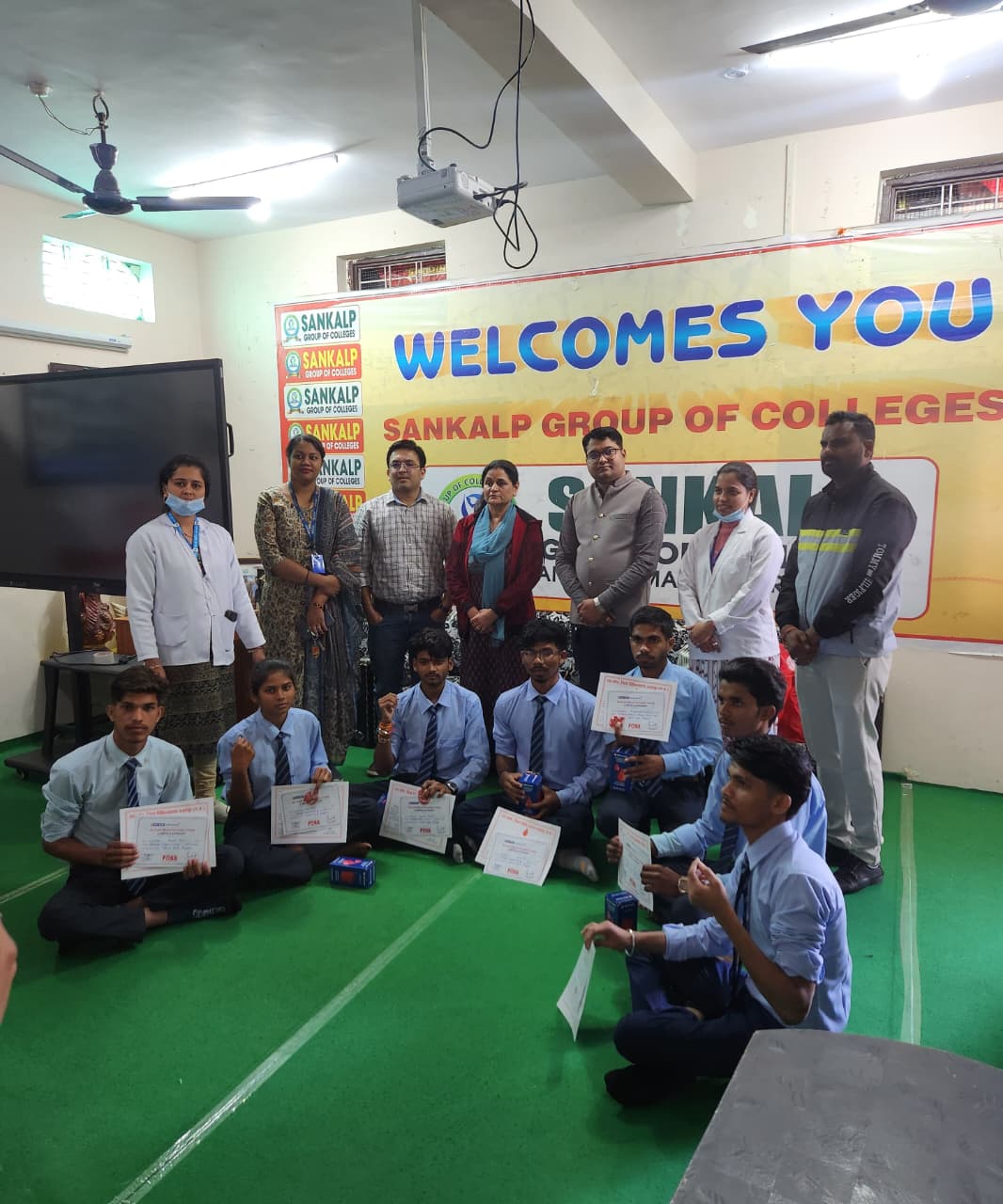 रक्तदान के प्रमाण पत्र के साथ सभी