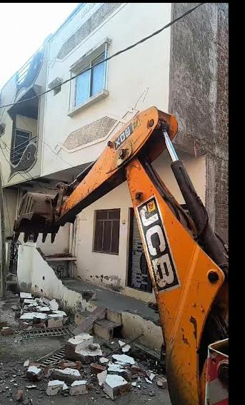 छात्रा का अश्लील वीडियो वायरल मामले में आरोपियों के घर ढहाए:शामगढ़ बंद रहा छात्रा का अश्लील वीडियो वायरल मामले में आरोपियों के घर ढहाए:शामगढ़ बंद रहा