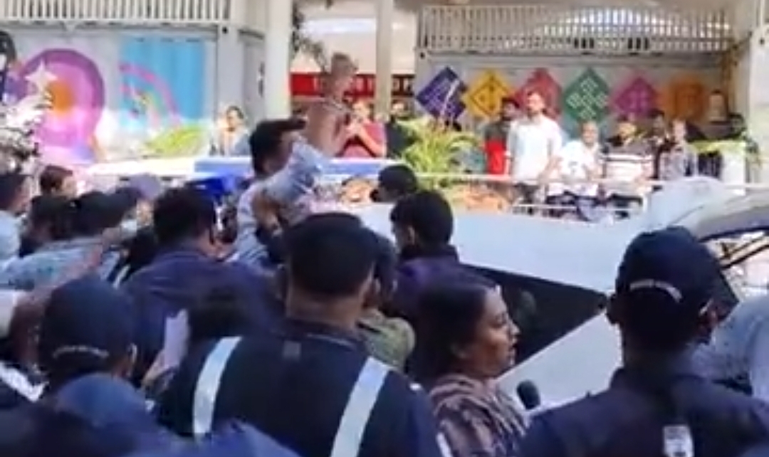 एनएसयूआई का अहमदाबाद एयरपोर्ट पर विरोध-प्रदर्शन