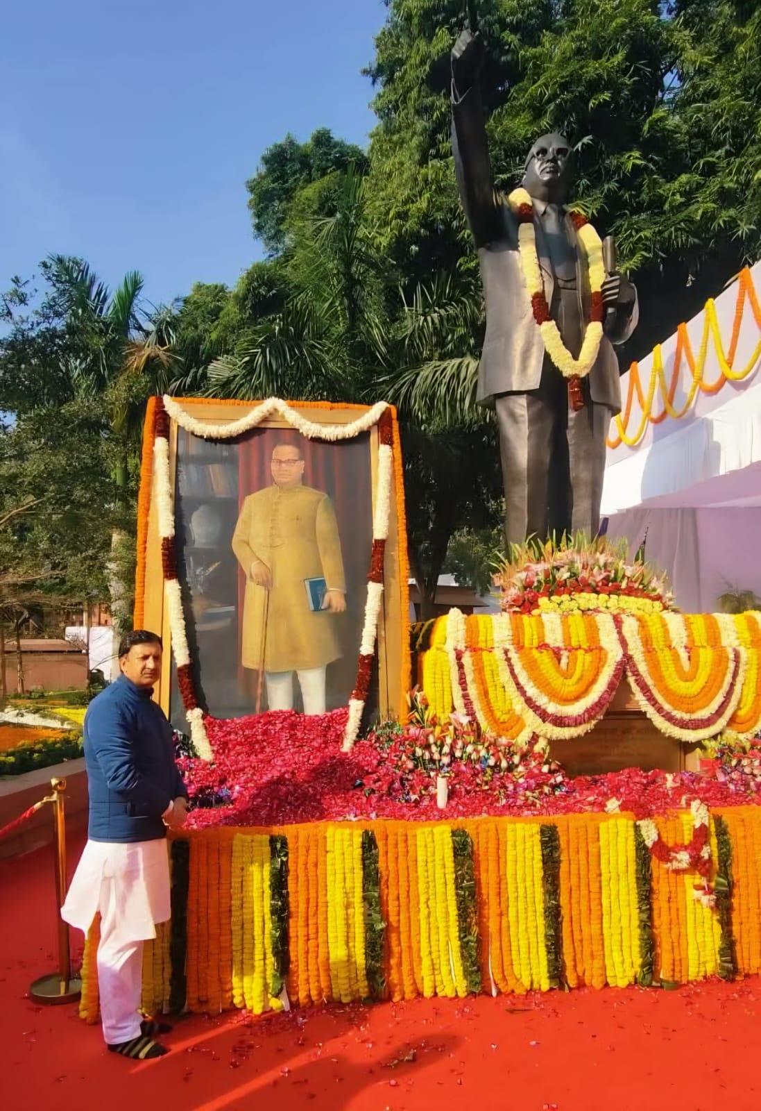 बाबा साहेब को श्रधांजलि देते सिकंदर कुमार