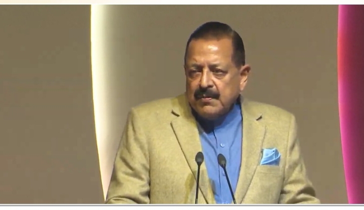 डॉ जितेंद्र सिंह सभा को संबोधित करते हुए