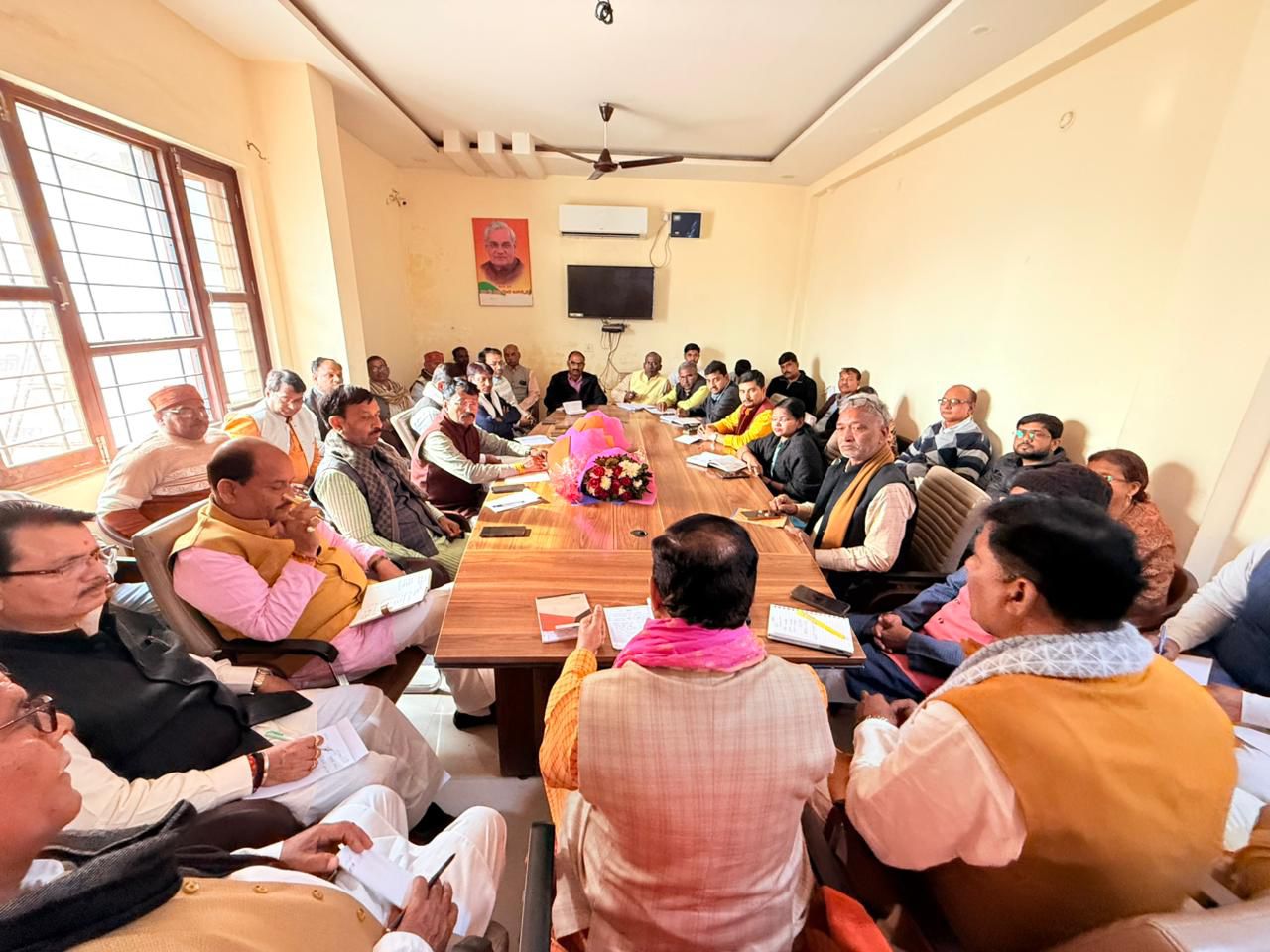 बैठक करते हुए प्रदेश महामंत्री संजय राय बैठक करते हुए प्रदेश महामंत्री संजय राय