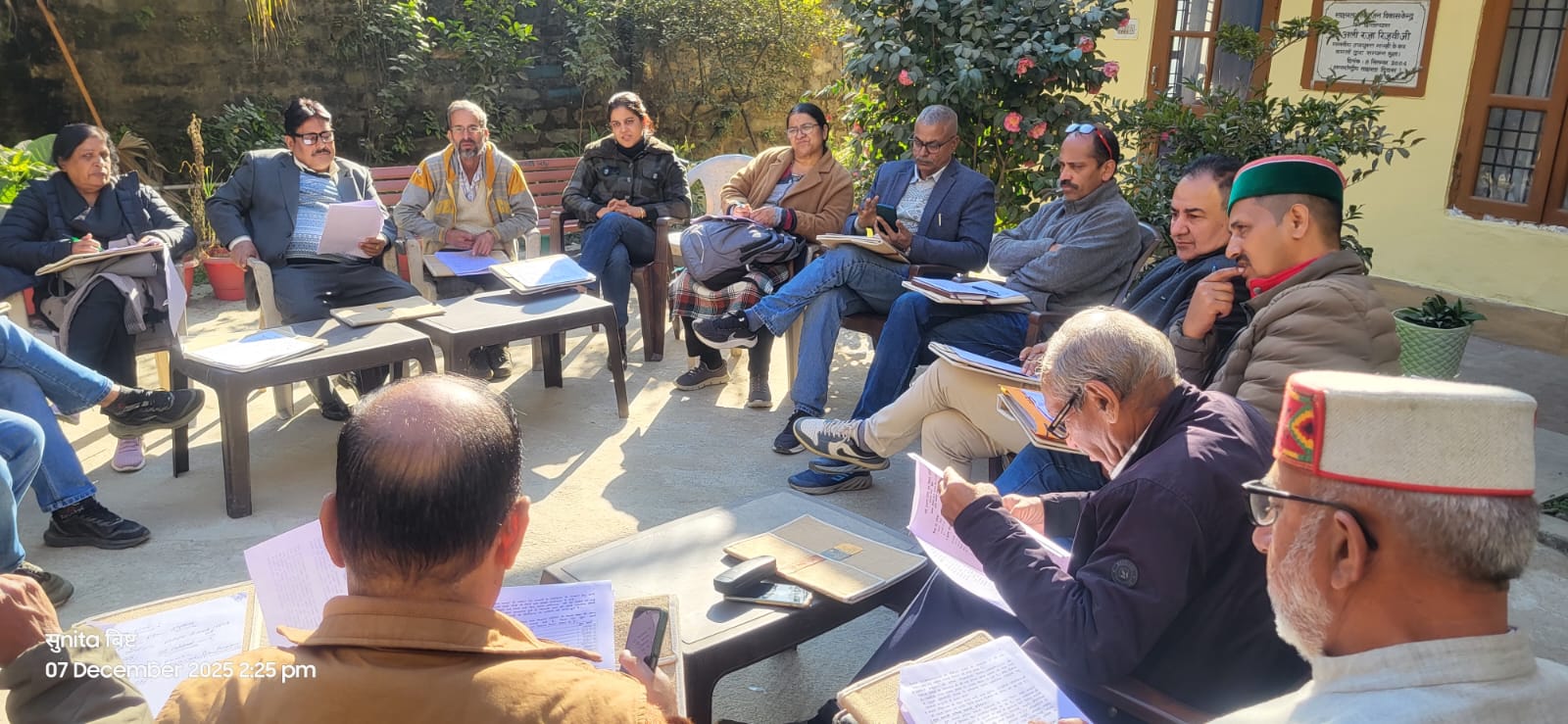 मंडी साक्षरता एवं जन विकास समित की बैठक में चर्चा करते हुए पदाधिकारी. मंडी साक्षरता एवं जन विकास समित की बैठक में चर्चा करते हुए पदाधिकारी.