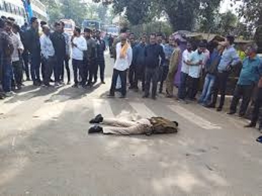 ट्रैफिक ड्यूटी कर रहे पुलिस कॉन्स्टेबल को बस ने कुचला ट्रैफिक ड्यूटी कर रहे पुलिस कॉन्स्टेबल को बस ने कुचला