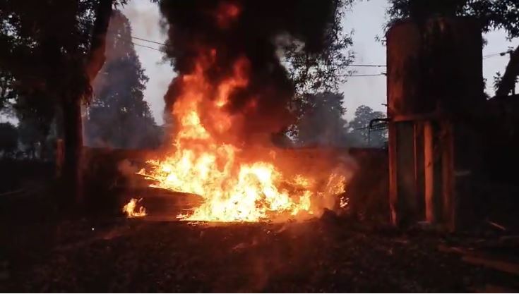 टी फैक्ट्री में भीषण आग