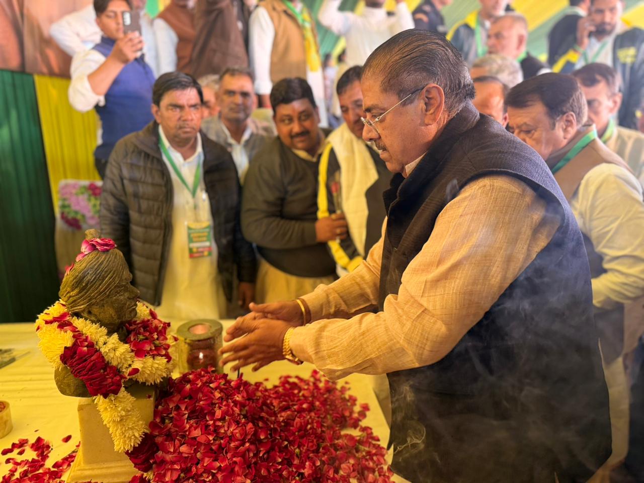 रैली को संबोधित करने से पहले स्व. देवीलाल को नमन करते हुए अजय चौटाला.