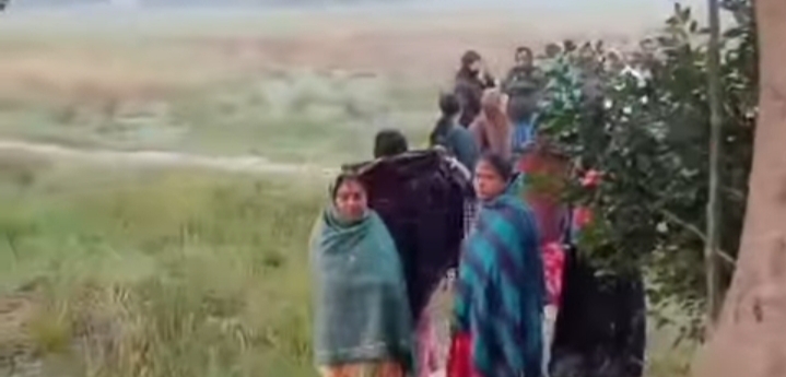 दासपुर में कृष्णमंदिर में जुटे ग्रामवासी