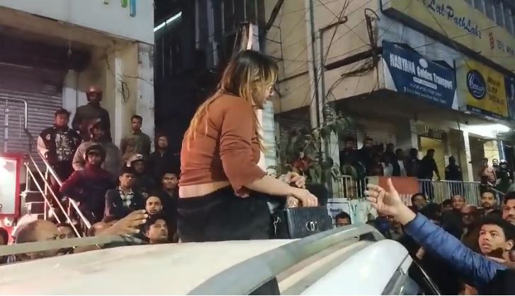 नशे में धुत महिला का हंगामा