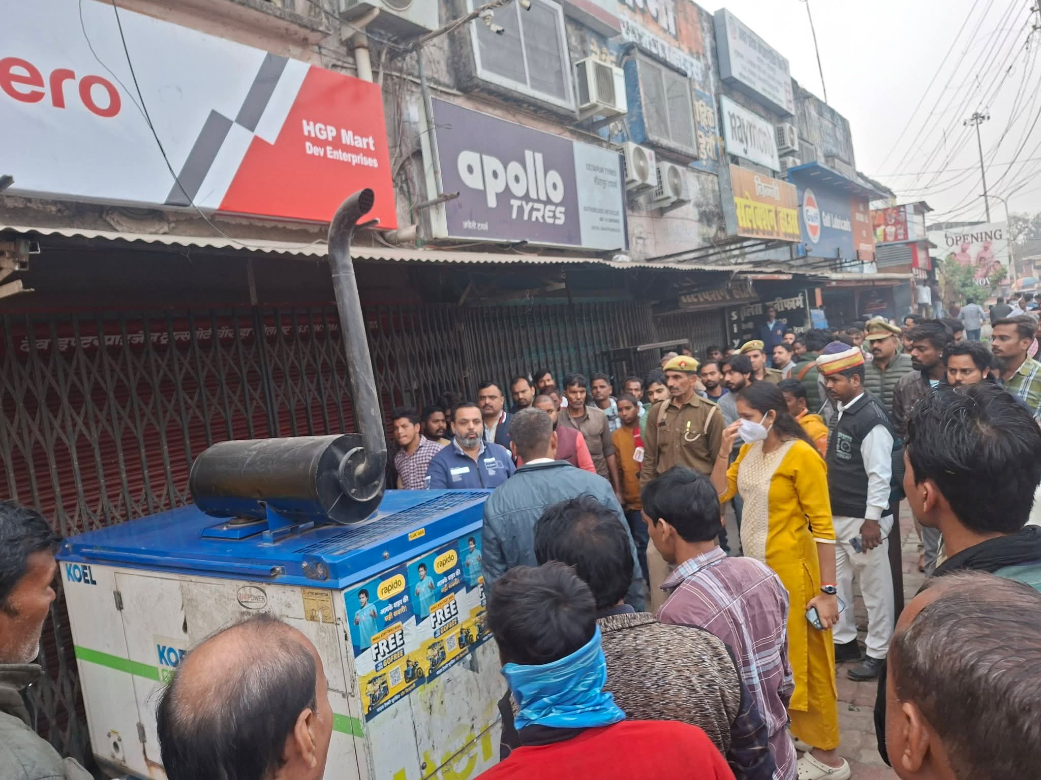 पक्षपात न करने की अपील करते दुकानदार पक्षपात न करने की अपील करते दुकानदार