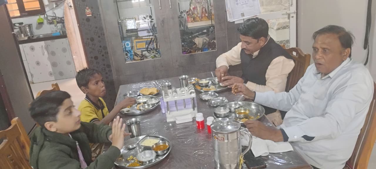 सामाजिक समरसता की मिसाल, 35 परिवारों के यहां भोजन करने पहुंचे वनवासी छात्रावास के छात्र