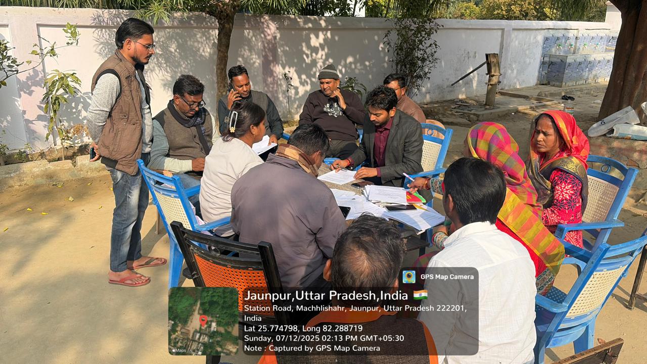 मेगा डिजिटाइजेशन दिवस के अवसर पर काम करते हुए अधिकारी मेगा डिजिटाइजेशन दिवस के अवसर पर काम करते हुए अधिकारी