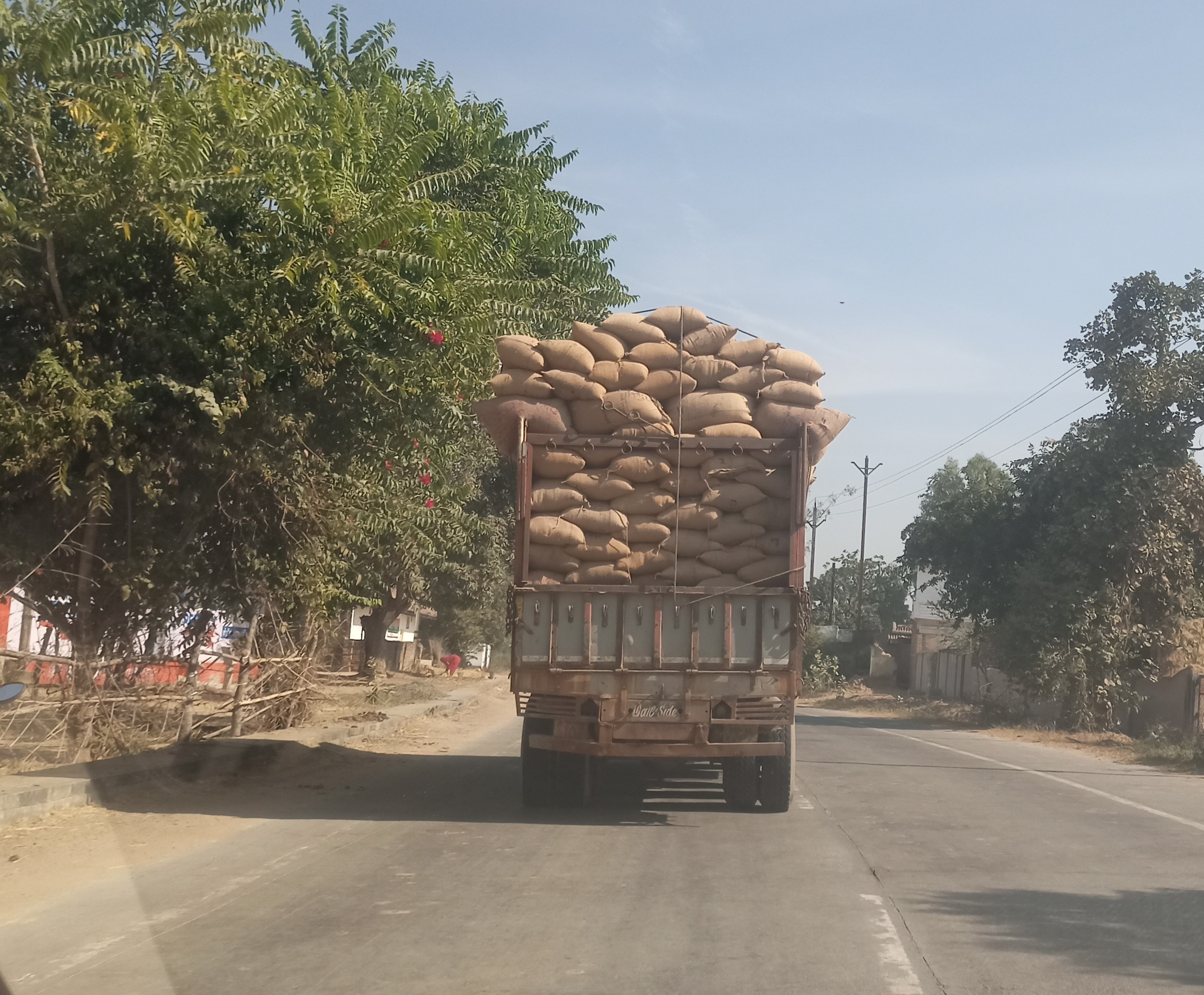 सडक पर क्षमता से अधकि भार ले जाता वाहन