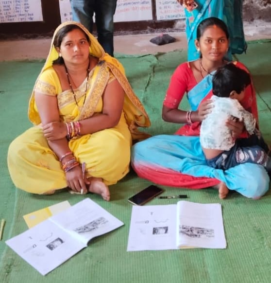 परीक्षा देते हुए शिक्षार्थी। परीक्षा देते हुए शिक्षार्थी।