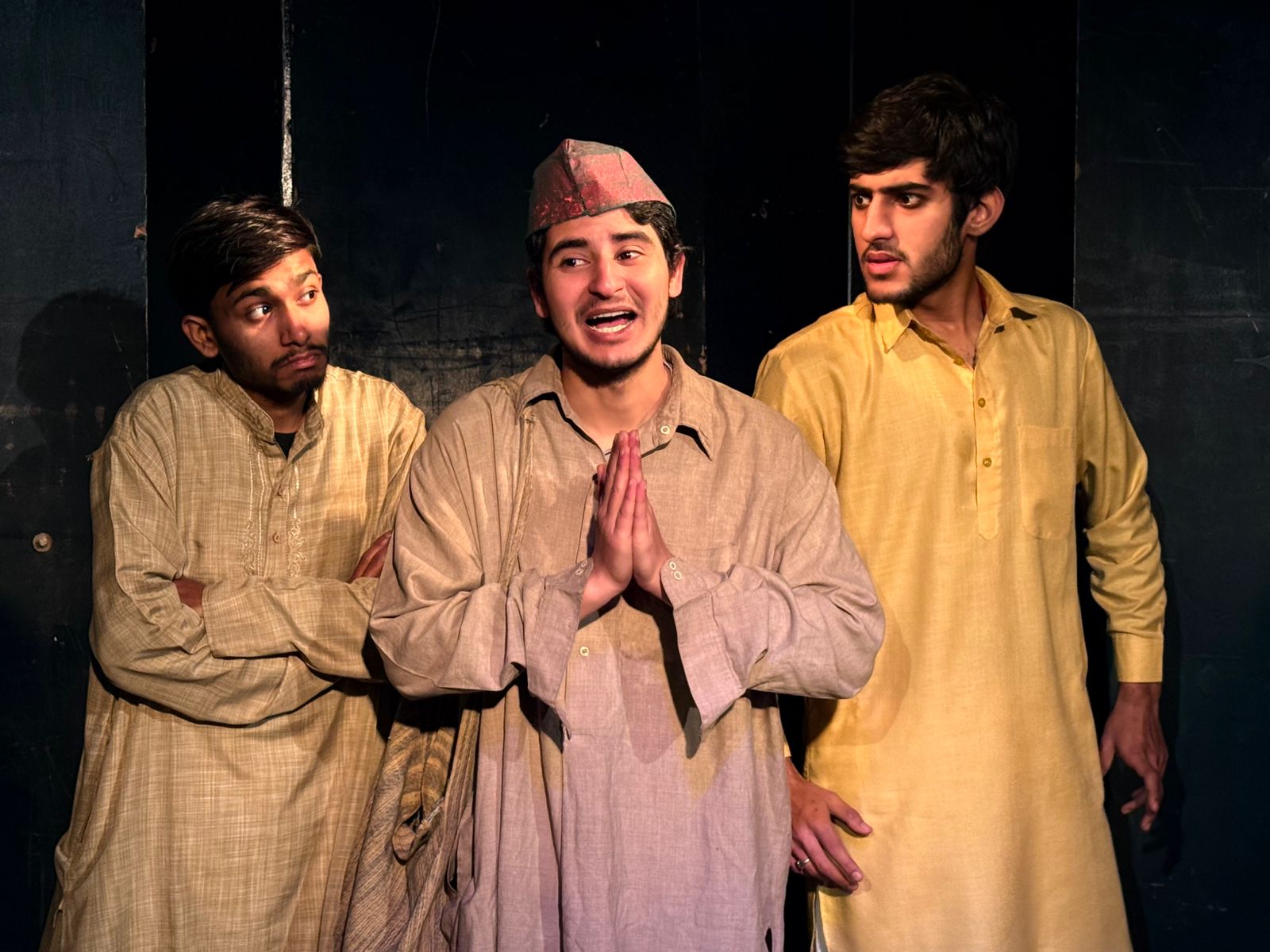 नटरंग में राजनीतिक व्यंग्य ‘टोपियां’ का दमदार मंचन बदलती ‘टोपी’ और स्थिर सोच वाले नेताओं पर करारा प्रहार  जम्मू, 7 दिसंबर । नटरंग ने रविवार को अपने स्टूडियो थिएटर में संडे थिएटर सीरीज़ के तहत मणि मधुकर द्वारा लिखित और नीरज कांत द्वारा निर्देशित राजनीतिक व्यंग्य ‘टोपियां’ का प्रभावशाली मंचन किया। देश के मौजूदा राजनीतिक परिदृश्य पर सटीक टिप्पणी करता यह नाटक उन नेताओं पर तीखा कटाक्ष प्रस्तुत करता है जो सत्ता में बने रहने के लिए गिरगिट की तरह रंग बदलते रहते हैं। नाटक में दर्शाया गया कि ऐसे नेता जनता को भ्रमित करने की कला में निपुण होते हैं और परिस्थिति के हिसाब से अपने विचार, पहनावा और चरित्र बदल लेते हैं। लेखक ने यह भी रेखांकित किया कि समय-समय पर सामाजिक और राजनीतिक क्रांतियाँ होने के बावजूद सत्ता में वही लोग लौट आते हैं, सिर्फ़ उनके मुखौटे और टोपियां बदल जाती हैं परन्तु सोच नहीं बदलती।  कहानी दो पड़ोसियों के इर्द-गिर्द घूमती है, जो राजनीतिक बदलाव की उम्मीद में अलग-अलग विचारधाराओं की तलाश करते हैं। इस यात्रा में उन्हें कई लोग मिलते हैं जो अलग-अलग घोषणापत्र और वादों के साथ सामने आते हैं। हर बार दोनों पड़ोसी उन्हें नया व्यक्ति मानते हैं और नए विचारों की उम्मीद करते हैं, लेकिन अंत में जब परतें उतरती हैं, तो पता चलता है कि वह हर बार एक ही व्यक्ति था। सिर्फ़ उसका पहनावा और ‘टोपी’ बदलती थी। नाटककार ने बेहद प्रभावशाली ढंग से यह संदेश दिया कि असली समस्या नेता नहीं, उनकी बदलती ‘टोपियां’ हैं, जिनका मकसद सिर्फ़ जनता को गुमराह करना है।  नाट्य प्रस्तुति में आर्यभ शर्मा और कार्तिक कुमार ने दो पड़ोसियों की भूमिकाएं सशक्त रूप से निभाईं। आदेश धर ने भी अपने अभिनय से उन्हें बेहतरीन सहयोग दिया। नाटक की रोशनी नीरज कांत के निर्देशन में बेहतरीन रही, जबकि संगीत कुशल भट्ट ने संभाला।  एसएस 1