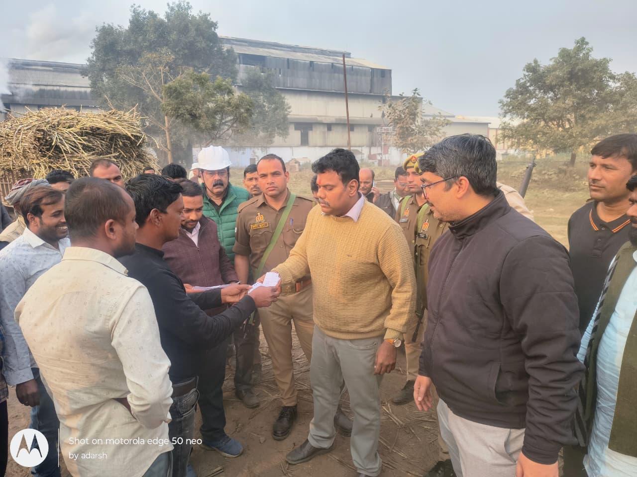 तौलाई के लिए आए किसानों से संवाद करते जाते हुए तौलाई के लिए आए किसानों से संवाद करते जाते हुए