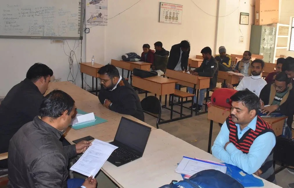 रोजगार मेले में शामिल युवा