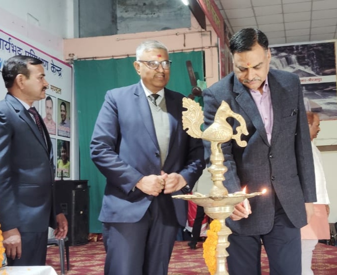 दीप प्रज्वलित कर क्लिनिक का उद्घाटन करते जनपद न्यायाधीश अरविंद कुमार मिश्र और डीएम पवन कुमार गंगवार दीप प्रज्वलित कर क्लिनिक का उद्घाटन करते जनपद न्यायाधीश अरविंद कुमार मिश्र और डीएम पवन कुमार गंगवार
